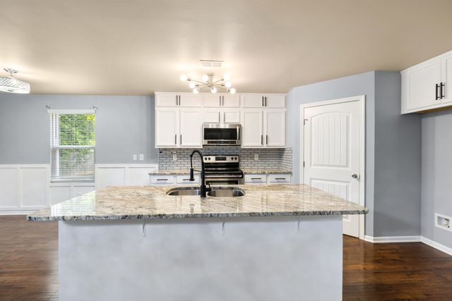 1240 Oxford Village Cv, Columbia, TN 38401