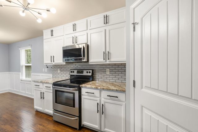 1240 Oxford Village Cv, Columbia, TN 38401