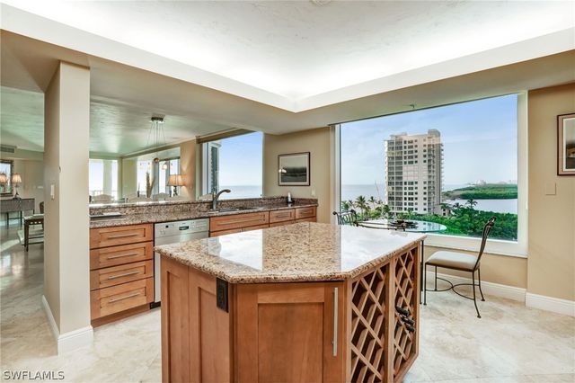 20 Seagate DR 803, Naples, FL 34103