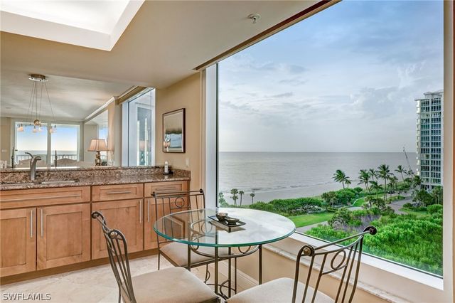 20 Seagate DR 803, Naples, FL 34103