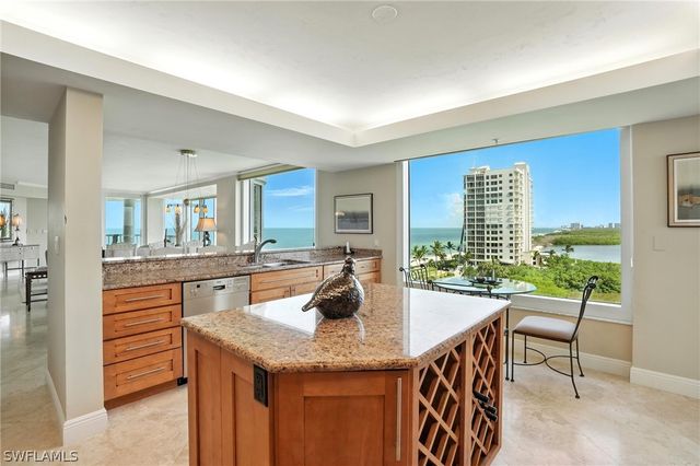20 Seagate DR 803, Naples, FL 34103
