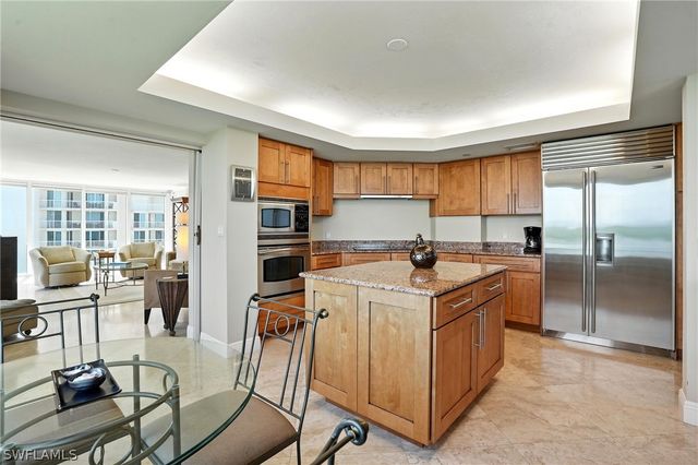 20 Seagate DR 803, Naples, FL 34103