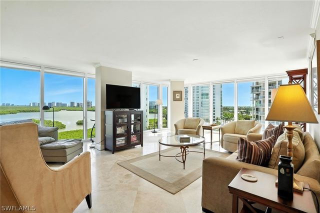20 Seagate DR 803, Naples, FL 34103
