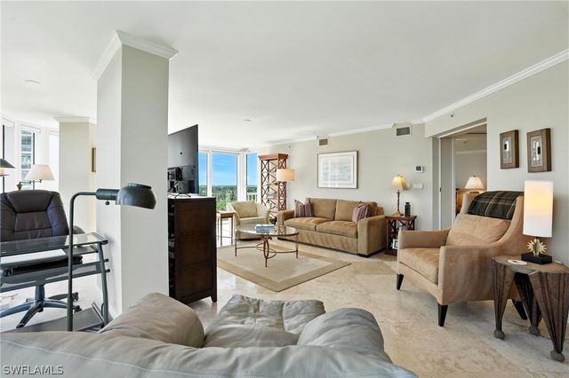 20 Seagate DR 803, Naples, FL 34103
