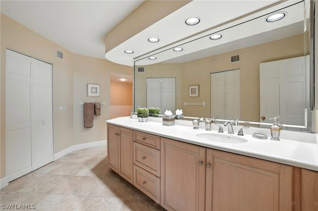 20 Seagate DR 803, Naples, FL 34103