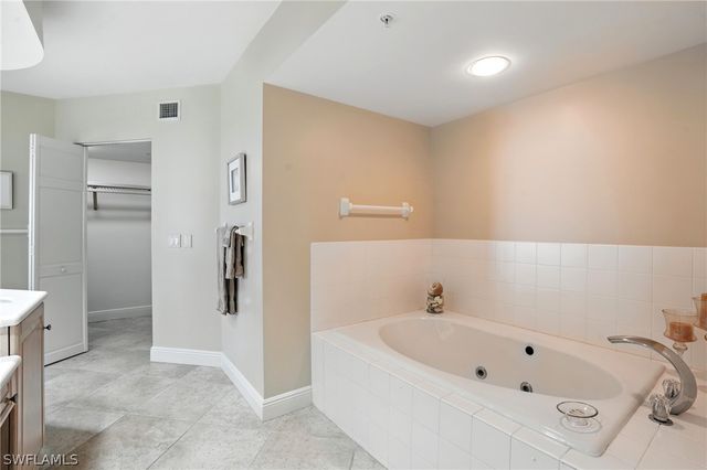 20 Seagate DR 803, Naples, FL 34103