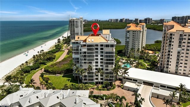 20 Seagate DR 803, Naples, FL 34103
