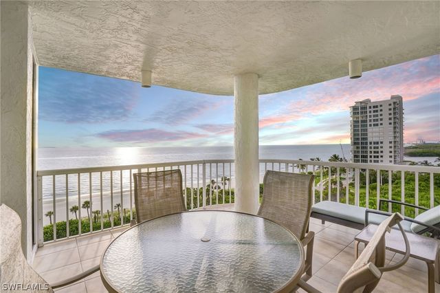 20 Seagate DR 803, Naples, FL 34103