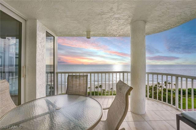 20 Seagate DR 803, Naples, FL 34103