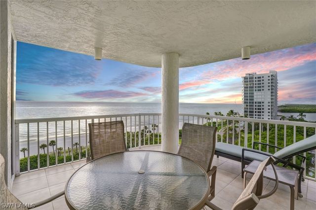 20 Seagate DR 803, Naples, FL 34103