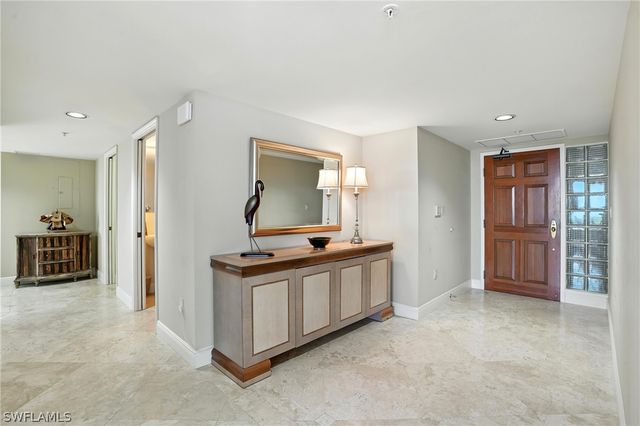 20 Seagate DR 803, Naples, FL 34103