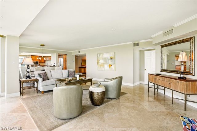 20 Seagate DR 803, Naples, FL 34103