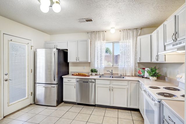 505 Cimarron Meadows Drive NE, Rio Rancho, NM 87144