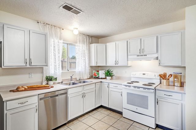 505 Cimarron Meadows Drive NE, Rio Rancho, NM 87144