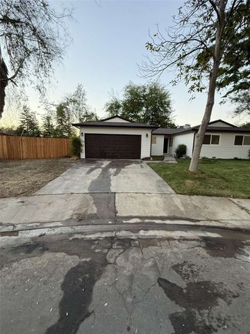 2214 Fordham Avenue, Clovis, CA 93611