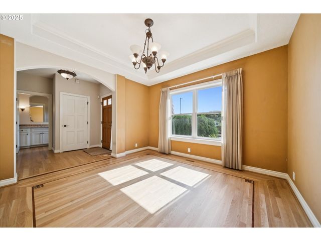 2787 HAZELNUT Dr, Woodburn, OR 97071