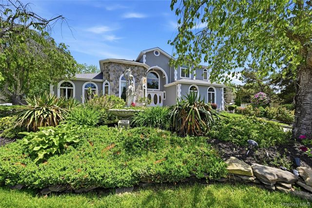 12 Phillips Lane, Lake Grove, NY 11755