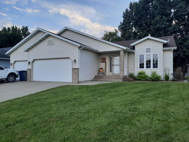 1903 33rd Street S, Moorhead, MN 56560
