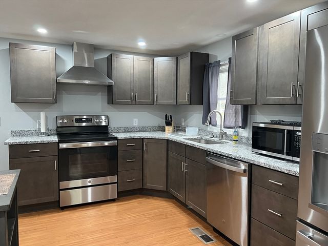 4 Glenmere St, Lowell, MA 01852