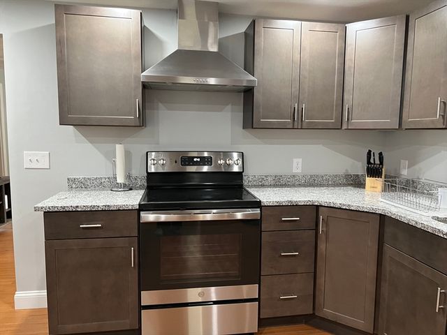 4 Glenmere St, Lowell, MA 01852