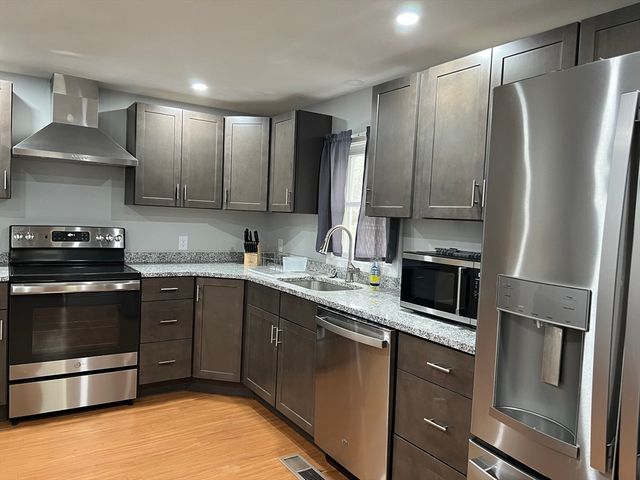 4 Glenmere St, Lowell, MA 01852