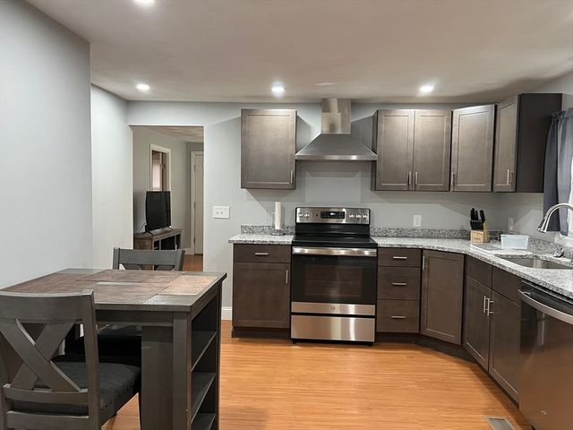 4 Glenmere St, Lowell, MA 01852