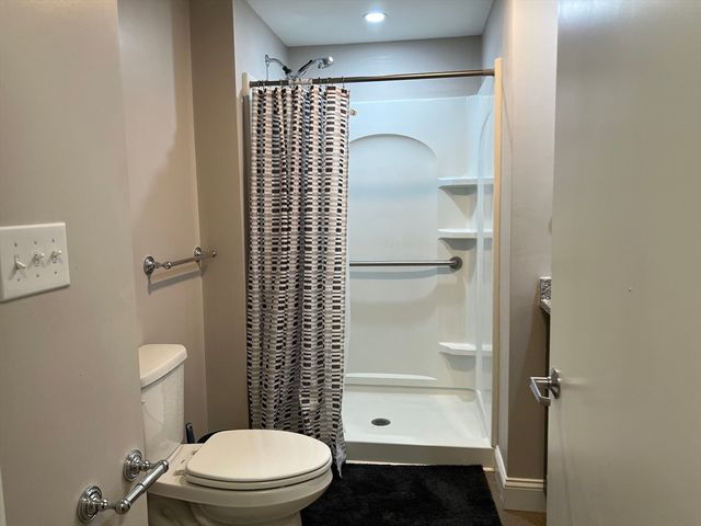 4 Glenmere St, Lowell, MA 01852