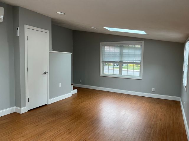 4 Glenmere St, Lowell, MA 01852