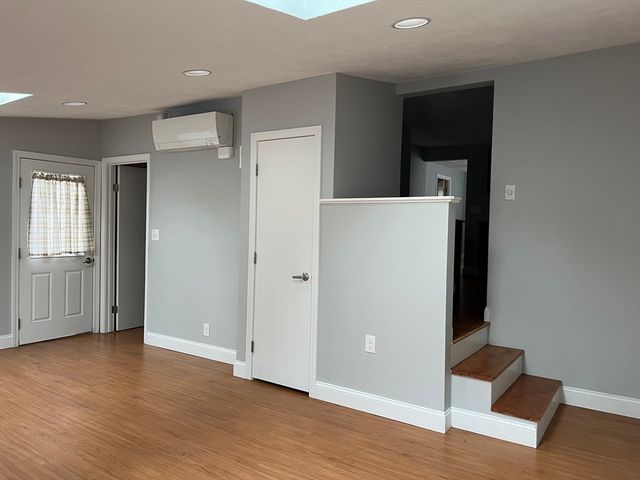 4 Glenmere St, Lowell, MA 01852