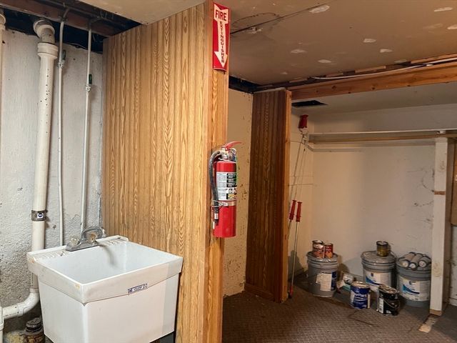 4 Glenmere St, Lowell, MA 01852