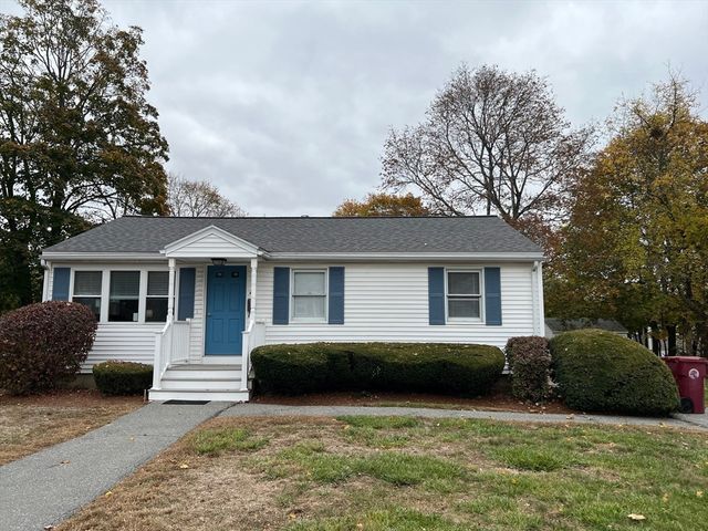 4 Glenmere St, Lowell, MA 01852