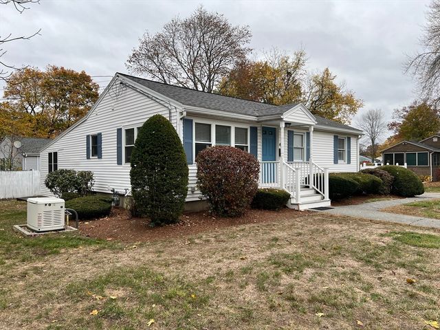 4 Glenmere St, Lowell, MA 01852