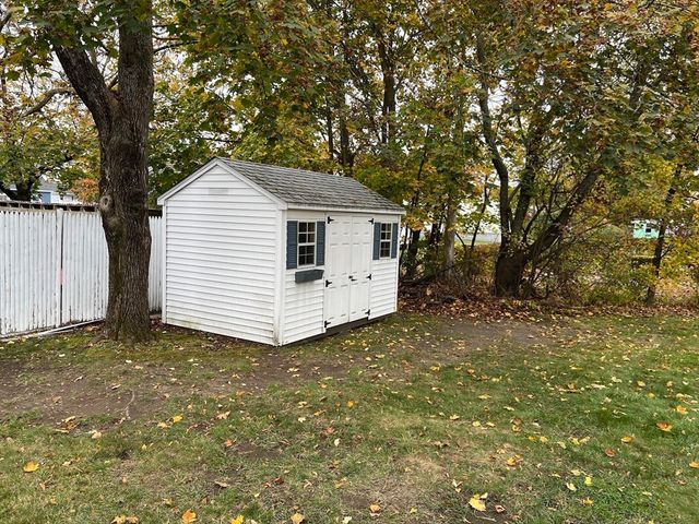 4 Glenmere St, Lowell, MA 01852