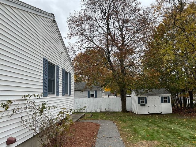 4 Glenmere St, Lowell, MA 01852