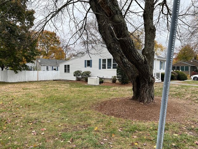 4 Glenmere St, Lowell, MA 01852