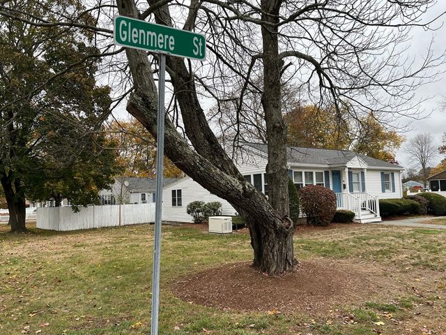 4 Glenmere St, Lowell, MA 01852