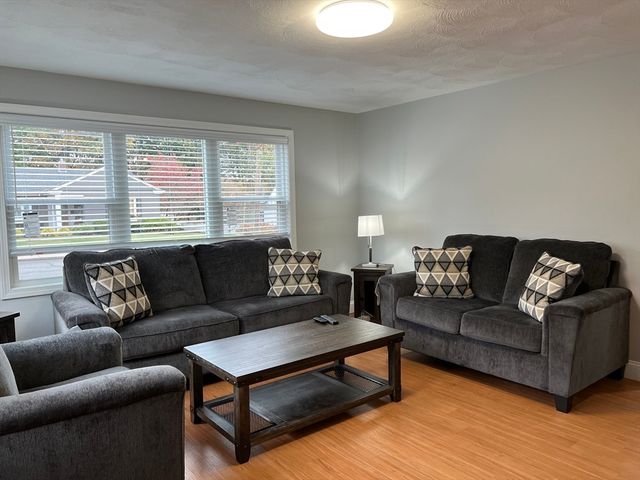 4 Glenmere St, Lowell, MA 01852