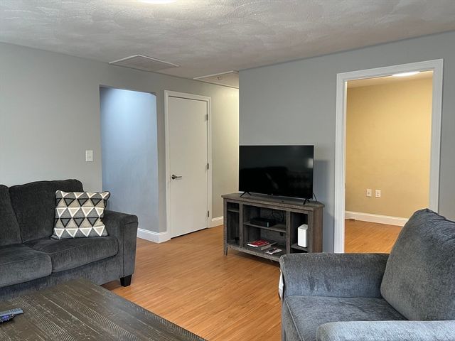 4 Glenmere St, Lowell, MA 01852