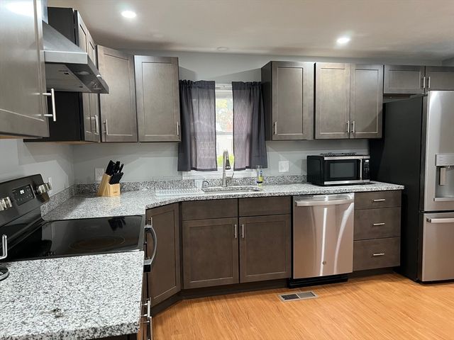 4 Glenmere St, Lowell, MA 01852