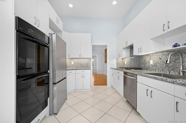 20 Brampton Lane, Great Neck, NY 11023
