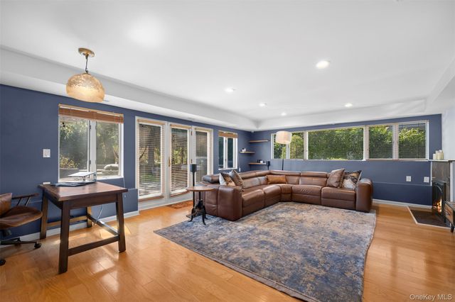 20 Brampton Lane, Great Neck, NY 11023