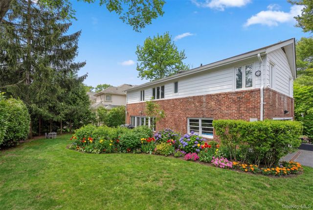 20 Brampton Lane, Great Neck, NY 11023