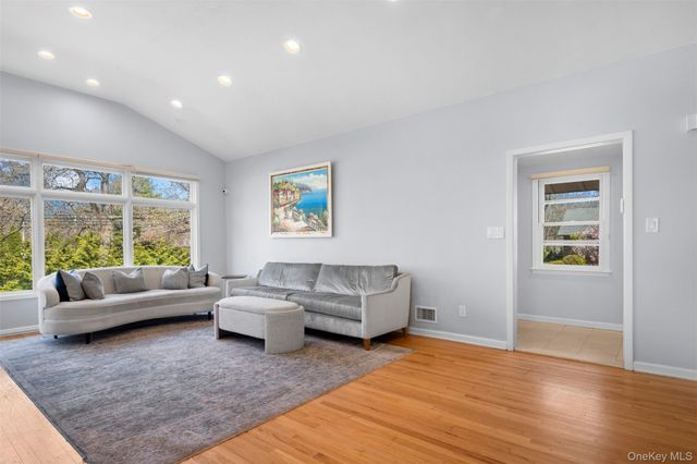 20 Brampton Lane, Great Neck, NY 11023