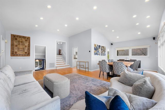 20 Brampton Lane, Great Neck, NY 11023