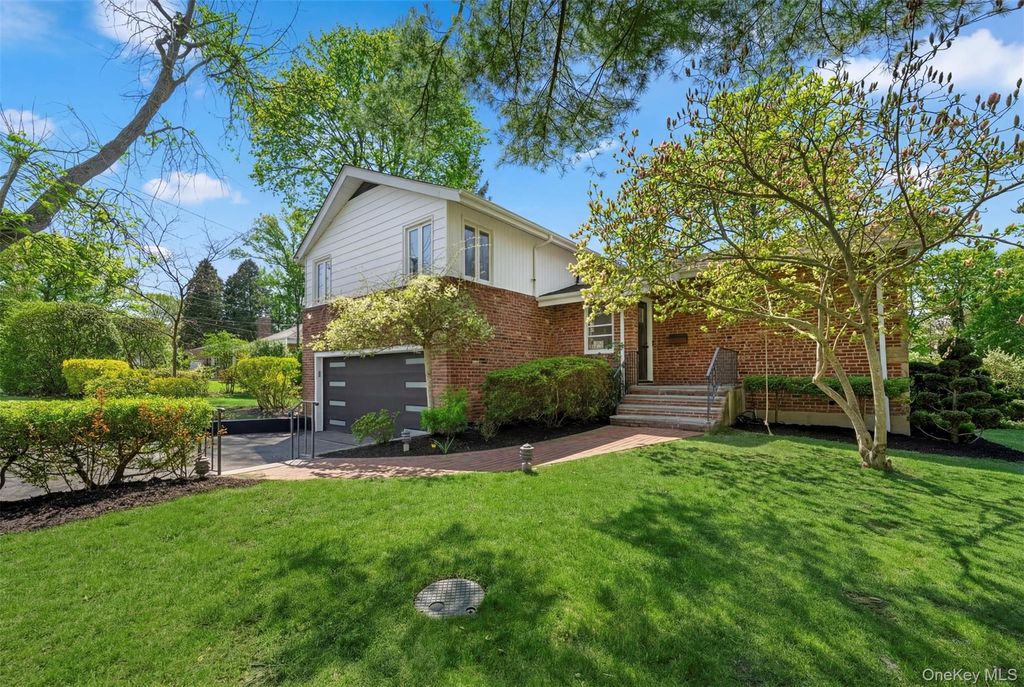 20 Brampton Lane, Great Neck, NY 11023