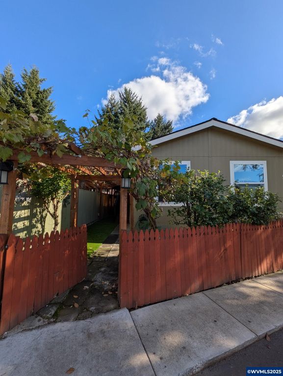 9700 SW Tualatin #5 Rd 5, Tualatin, OR 97062