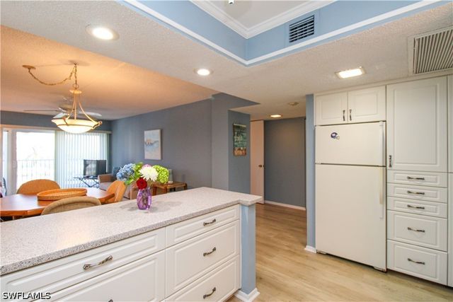 1 Bluebill AVE 501, Naples, FL 34108
