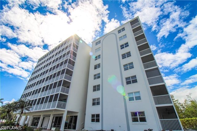 1 Bluebill AVE 501, Naples, FL 34108