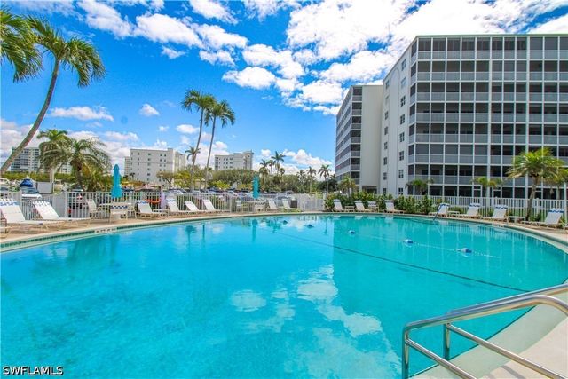 1 Bluebill AVE 501, Naples, FL 34108