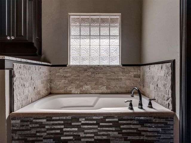 1104 Kingsway Avenue, Yukon, OK 73099